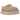 UGG Tazz Slipper Sand baskets en vue angulaire avec tige en daim beige, doublure en fausse fourrure et semelle plateforme distinctive avec logo