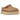 UGG Tazz Plains Slipper Felicity Leopard Jasmine baskets vue sous angle avec empeigne à imprimé léopard en fourrure, détails beiges et semelle plateforme.