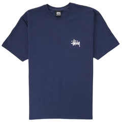Stussy Tee Navy baskets vue de face avec le logo Stussy classique imprimé en blanc sur la poitrine d'un t-shirt bleu marine
