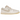 Jordan 1 Low SE Metallic Team Gold baskets en vue sous angle avec des details dorees, une empeigne en cuir blanc et des lacets