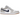 Air Jordan 1 Low Midnight Navy Neutral Grey baskets en vue angulaire, avec un Swoosh bleu marine, une tige grise et des lacets classiques.
