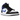Air Jordan 1 Mid White Black Racer Blue baskets vue latérale avec base en cuir blanc, empiècements noirs, Swoosh bleu et semelle en gomme