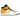 Air Jordan 1 Mid University Gold baskets vue latérale avec empeigne en cuir blanc, empiècements jaunes et Swoosh noir sur semelle blanche