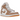 Air Jordan 1 Mid Tan Gum baskets vue sous angle avec empiècements en cuir beige, semelle gomme marron, lacets blancs et logo Wings