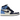 Air Jordan 1 Retro High Obsidian baskets vue angulaire avec empiècements en cuir bleu marine et bleu clair, quartier blanc et logo classique
