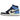 Air Jordan 1 Retro High Obsidian baskets vue angulaire avec base en cuir blanc, empiècements bleu marine et détails bleu ciel au talon.
