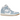 Jordan 1 Mid Denim baskets en profil latéral avec des panneaux en denim résistants, des détails en cuir blanc et des lacets assortis.