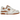 Baskets New Balance 550 Burnt Orange en vue inclinée avec tige en cuir blanc, détails orange, côtés perforés et semelle en caoutchouc.