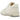 New Balance 550 Turtledove White baskets en vue angulaire. Modèle avec empeigne en cuir crème et blanc, perforations classiques et détails beiges.