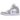 Air Jordan 1 Mid Wolf Grey Aluminum baskets vue latérale avec empiècements en cuir gris, swoosh bleu clair, semelle blanche et lacets assortis