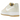 Nike Air Force 1 Low Premium Light Cream Gum baskets vue sous un angle avec empeigne en cuir crème et semelle en gomme marron au look classique.