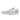 Baskets Air Jordan 1 Low Paris en vue latérale avec des empiècements en cuir gris et blanc, des détails bleus et le logo Jordan sur le talon