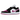 Baskets Air Jordan 1 Low Black Cactus Flower en vue inclinée avec empeigne en cuir noir, détails fuchsia, swoosh blanc et semelle classique