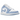 Air Jordan 1 Low White Aluminum baskets vue latérale avec base en cuir blanc, empiècements bleu clair, Swoosh bleu et semelle blanche