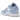 Air Jordan 1 Low White Aluminum baskets vue latérale avec base en cuir blanc, empiècements bleu clair, lacets blancs et semelle assortie.