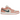 Air Jordan 1 Low Light Madder Root baskets en vue latérale avec une tige rose pastel, une semelle intermédiaire blanche et le logo Swoosh noir