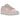 Nike Dunk Low Next Nature Pale Coral baskets vue sous un angle montrant des empiècements en cuir rose pâle, une base blanche, lacets blancs et semelle