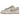 Nike Dunk Low Fossil Rose baskets en vue angulaire avec Swoosh rose, tige en daim gris et semelle intermédiaire blanche avec gomme.