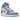 Air Jordan 1 Retro High OG Denim W baskets vue en angle avec cuir blanc, superpositions en jean bleu et détails métalliques dorés sur les lacets