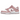 Nike Dunk Low Pink Velvet baskets en vue angulaire avec tige en velours rose brillant, semelle intermédiaire blanche et logo Swoosh