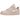Nike Air Force 1 Low Faux Sherpa Fur baskets vue latérale anglée avec une tige en fausse fourrure pelucheuse rose et des lacets blancs.