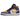 Air Jordan 1 Mid Lakers (2022) baskets vue sous angle avec empiècements en cuir violet et jaune, semelle intermédiaire blanche et swoosh noir.
