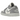 Air Jordan 1 Low SE Light Steel Grey baskets en vue latérale, mettant en valeur la tige en cuir gris, les détails blancs, les lacets et la semelle en caoutchouc.