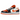 Air Jordan 1 Low Halloween (2023) baskets en vue angulaire avec tige en cuir noir et orange, laçage classique et semelle intermédiaire blanche