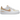 Baskets Nike Air Force 1 Low Shadow White Team Gold Rattan vue de profil avec empeigne en cuir blanc superposé et détails dans des tons dorés et beiges.