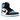 Air Jordan 1 Retro High OG UNC Toe baskets en vue angulaire avec empeigne en cuir blanc, accents noirs et détails bleu University sur le talon