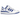 Adidas Forum Low White Royal Blue baskets dans un profil angulaire classique avec une empeigne en cuir blanc, des détails bleu roi et des lacets.