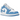 Air Jordan 1 Low SE Legend Blue Patent baskets vue latérale angulaire avec empeigne en cuir verni blanc et bleu ciel et semelle blanche