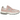 New Balance 2002R Pink Sand baskets vue latérale, dotées d'une empeigne en daim et mesh rose pâle avec des détails blancs et gris et une semelle blanche.