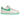 Nike Air Force 1 Low '07 Patent Platinum Tint Stadium Green baskets en vue latérale classique avec cuir verni brillant et Swoosh vert.