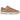 Nike SB Dunk Low Red Stardust baskets vue inclinée avec empeigne en daim rose, semelle intermédiaire blanche et détail swoosh rouge