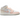 Jordan 1 Mid Flamingo baskets en vue latérale avec empeigne blanche et rose, Swoosh contrastant, talon rose et semelle blanche.