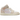 Jordan 1 Mid SE Sand Drift White Madder Root baskets vue latérale avec empeigne en cuir beige, semelle intermédiaire blanche et détails roses au col.