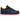 Nike Air Force 1 Low Retro Lettering baskets en vue latérale avec empeigne bleu foncé, semelle blanche et logo Swoosh blanc sur le côté.
