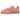 Adidas Handball Spezial Glow Pink Flash Orange baskets en vue sous angle avec une tige en daim rose et des details oranges