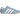 Adidas Taekwondo Wonder Blue Off White Cloud White baskets en vue inclinée, avec daim bleu, semelle blanche et trois bandes signature