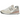 New Balance 574 Beige White Pink Sand baskets en vue angulaire avec suède beige, semelle intermédiaire blanche, détails roses et logo N emblématique