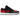 Jordan 1 Low Bred Twist baskets en vue sous angle avec une empeigne en cuir noir et rouge, des lacets et une semelle blanche