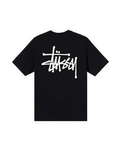 Stussy Tee Black baskets vue de face avec logo blanc classique sur la poitrine, en coton noir de qualité avec col rond.